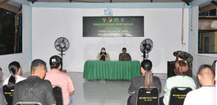 Satgas TMMD Ke-119 saat menggelar penyuluhan pertanian di Gedung Serbaguna Desa Karangetang, Kecamatan Dengilo,(F:hms Kodim)