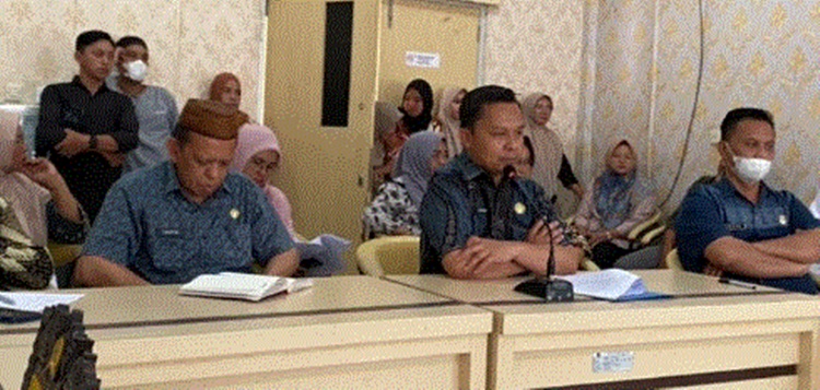 Sekda Boalemo Supandra Nur didampingi Kaban Keuangan saat RDP dengan DPRD Kabupaten Boalemo. (F:Kmfo)