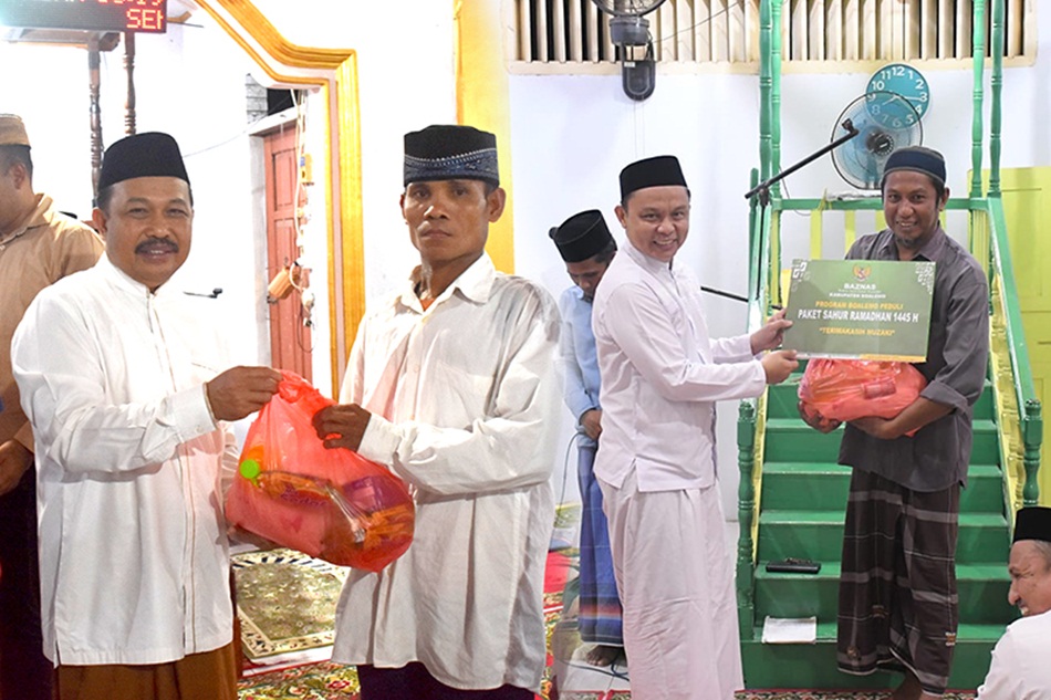 Pj. Bupati Sherman Moridu dan Pj. Sekda Supandra Nur dalam kesempatan itu, juga memberikan bantuan dari Baznas (F:kmfo)