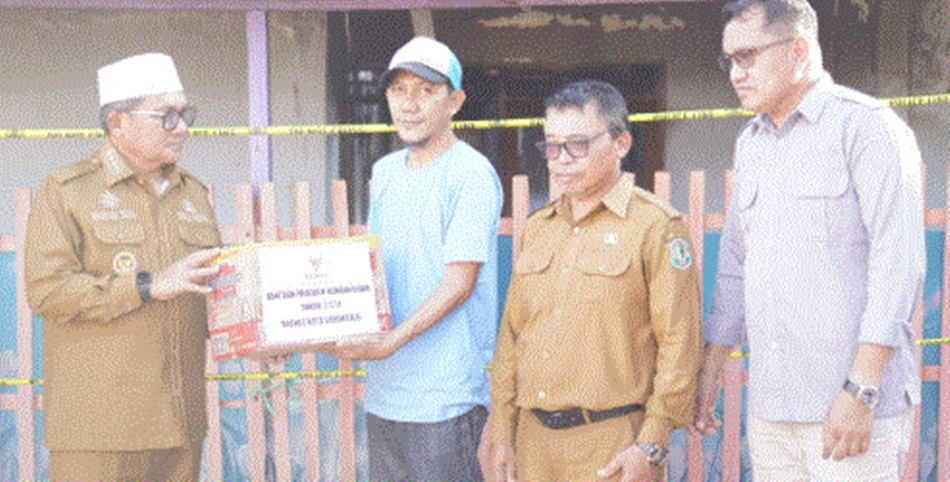 Korban kebakaran di Kelurahan Tomulabutalo Selatan Kecamatan Dungingi mendapatkan perhatian Wali Kota Gorontalo, Dr. H. Marten Taha (F:Hms Pemkot)