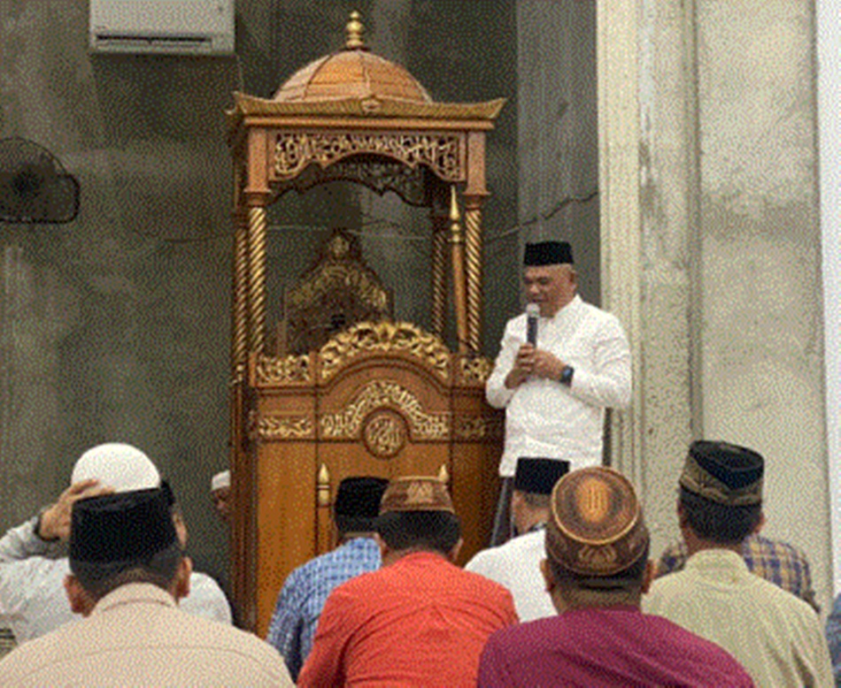 Ketua DPRD Nasir Giasi saat memberikan sambutan sebelum sholat tarawih pada Safari Ramadan di Popayato. (F:Humas)