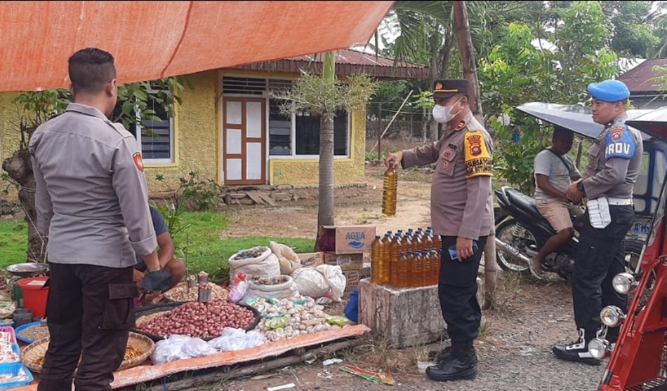 Patroli Polsek  Botumoito cek langsung harga di Pasar Tradisional.(F:hms-Pol)