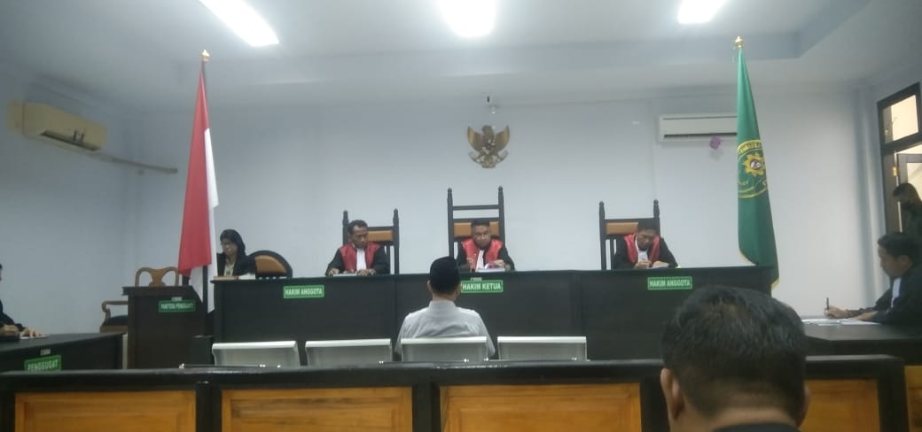Salah satu pencuri korupsi PDAM Bonebol mendengarkan keputusan majelis hakim Tipikor Gorontalo