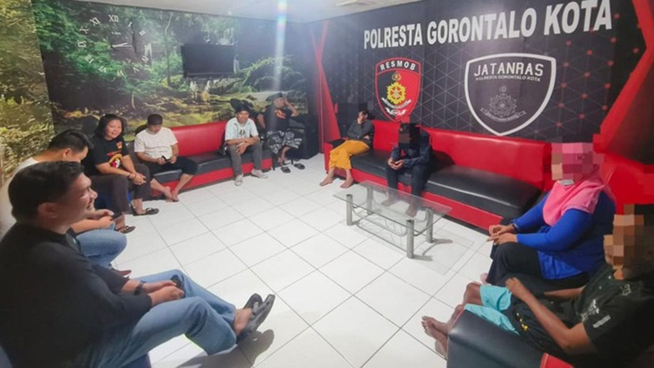 Dua emak-emak didampingi keluarganya saat berada di Mapolresta Gorontalo Kota. (dok. istimewa)