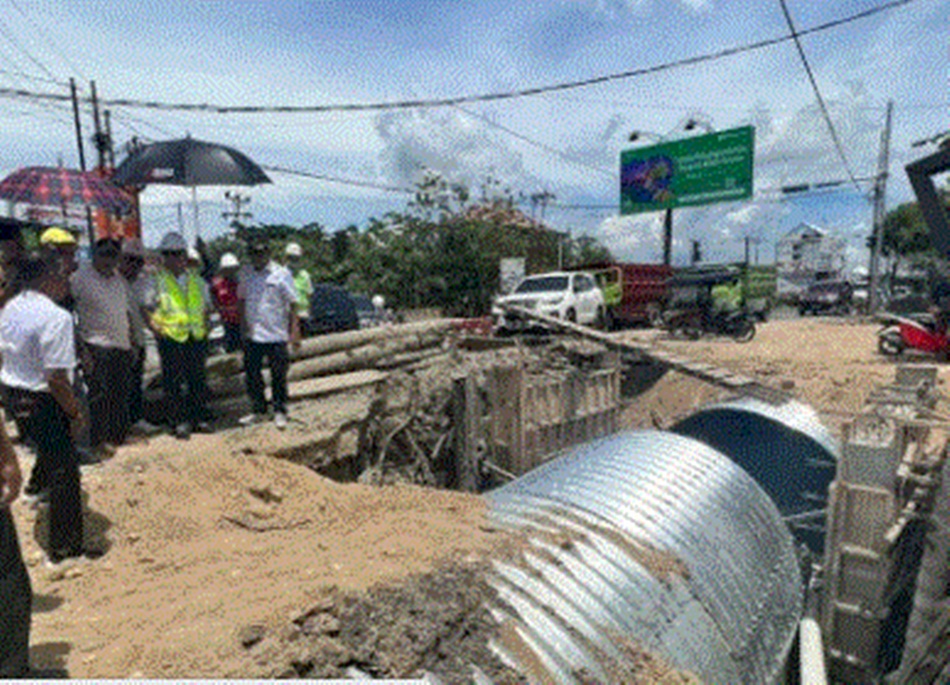 Deprov saat meninjau Pekerjaan Kanal Tanggidaa yang mangkrak beberapa waktu lalu. (F:Ist)