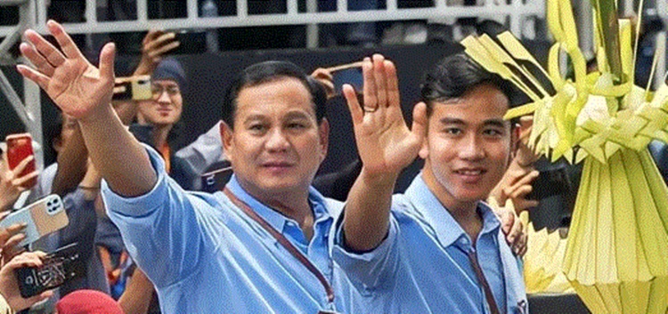 Calon presiden dan calon wakil presiden nomor urut 2 Prabowo Subianto dan Gibran  Rakabuming Raka menyapa pendukungnya (F:Istimewa)