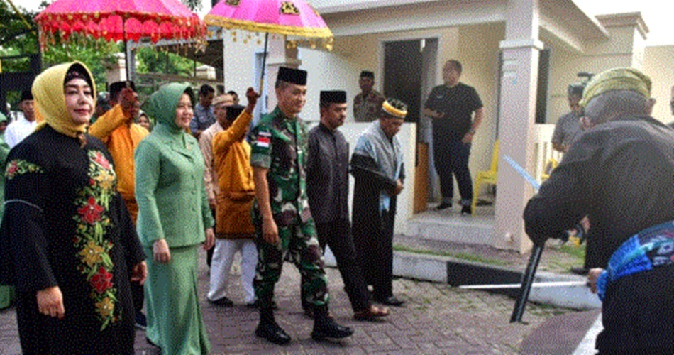 Pangdam XIII/Merdeka Mayjen   TNI Candra Wijaya, MA, didampingi Ketua Persit  KCK Daerah XIII/Merdeka Ny. Fenty  Emira Wijaya   disambut adat Mopotilolo. (F:Kmfo)
