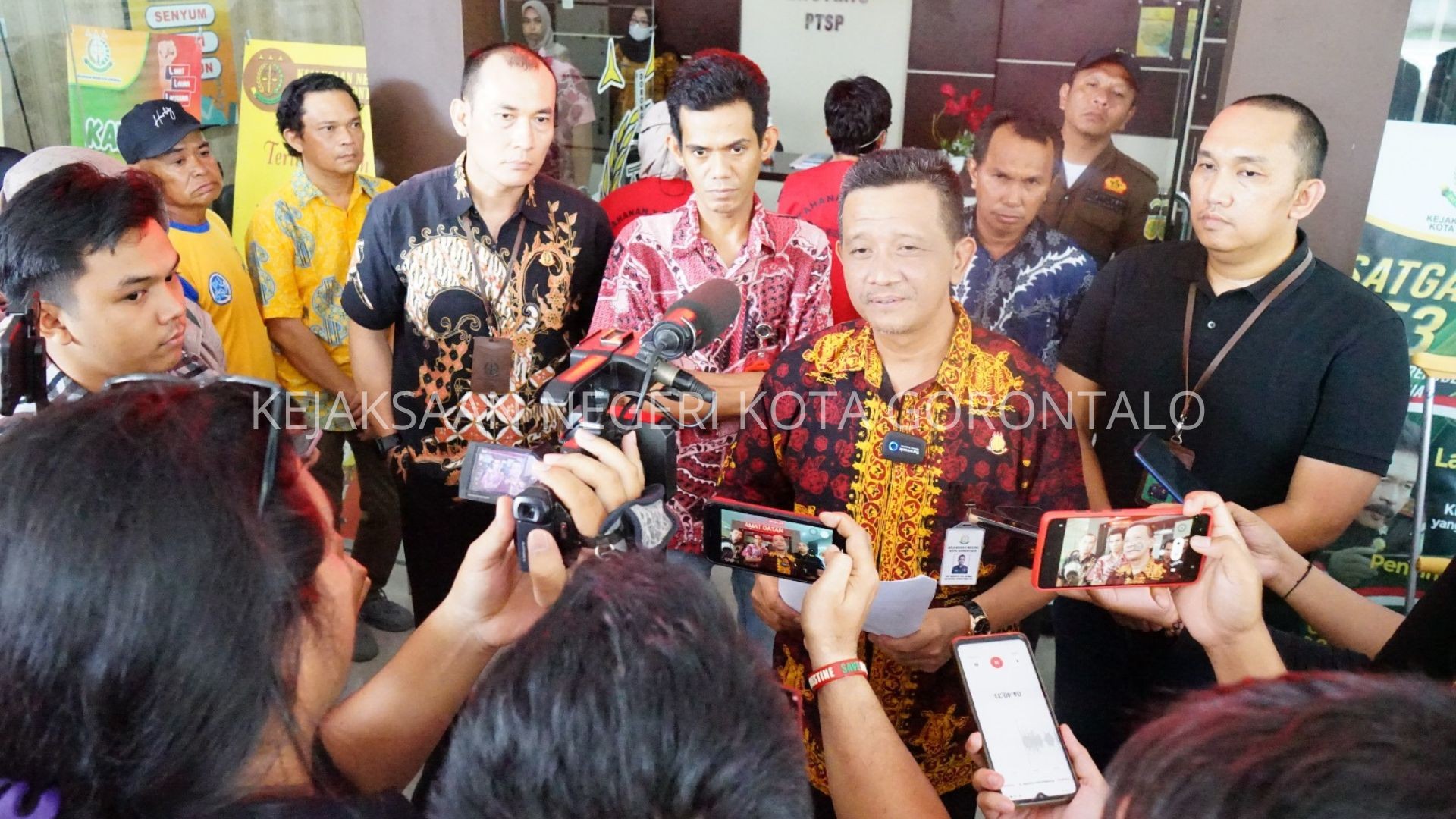 Kejari Kota Gorontalo Melaksanakan Konfresi Pers terkait dengan dugaan korupsi SPAM Dungingi Kota Gorontalo tahun 2022