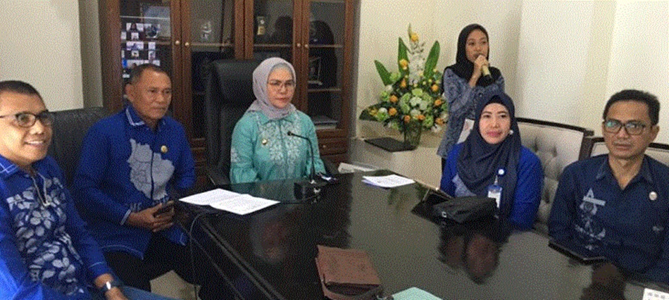 Bupati Merlan S. Uloli saat memberikan sambutan sekaligus membuka kegiatan   pelatihan online masyarakat KIM Kabupaten Bone Bolango tahun 2024, secara virtual.(F.Tim IKP)