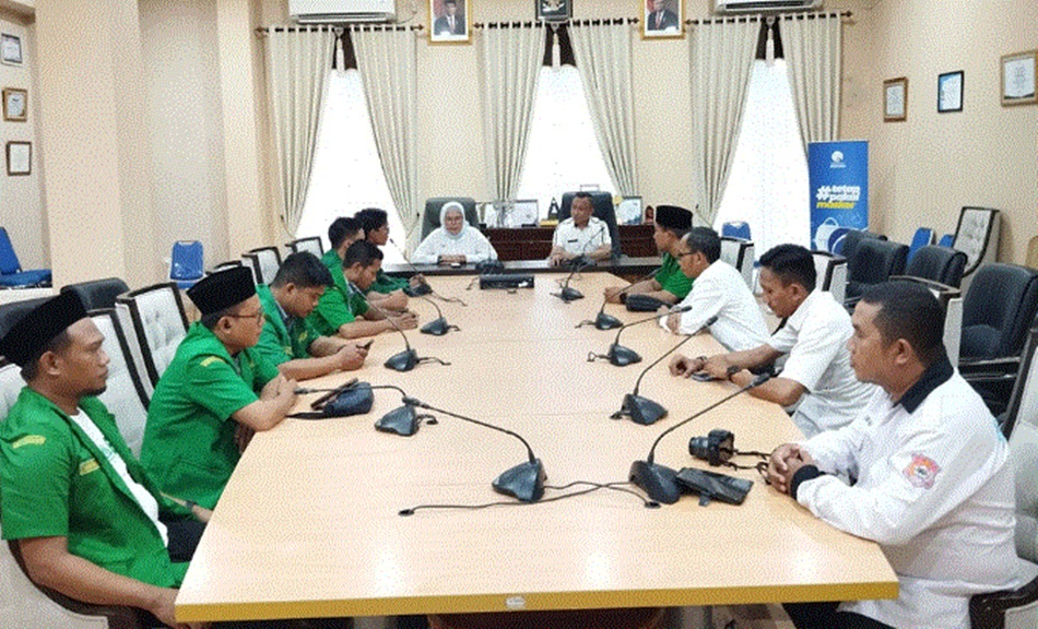 Bupati Merlan S. Uloli didampingi Sekretaris BKPSDM Bone Bolango Zulfahmi Lalijo   saat menerima audiensi Pimpinan Cabang Gerakan Pemuda (GP) Ansor Bone Bolango, di ruang Rapat Bupati. (F.Tim IKP/AKP)