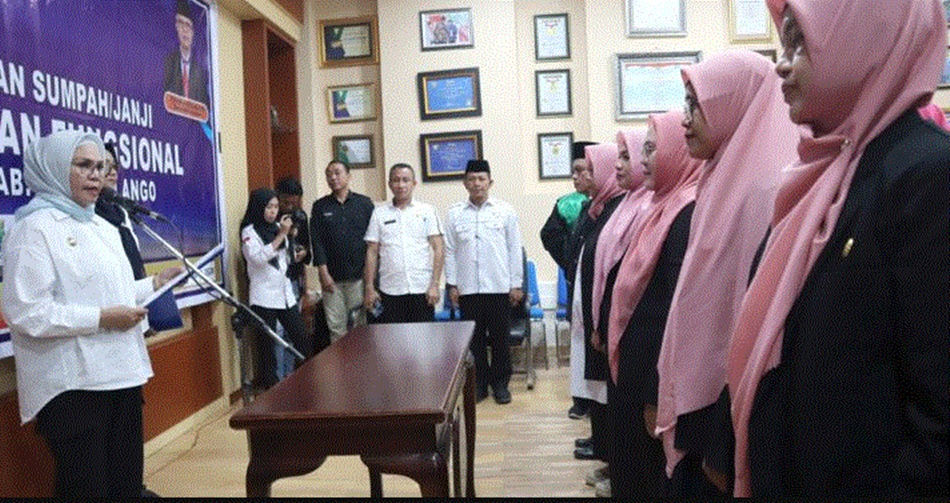 Bupati Merlan S. Uloli saat melantik dan mengambil sumpah Pejabat Struktural dan   Fungsional di Lingkungan Pemerintah Kabupaten Bone Bolango, di ruang Rapat Bupati. (F.Tim IKP/AKP)