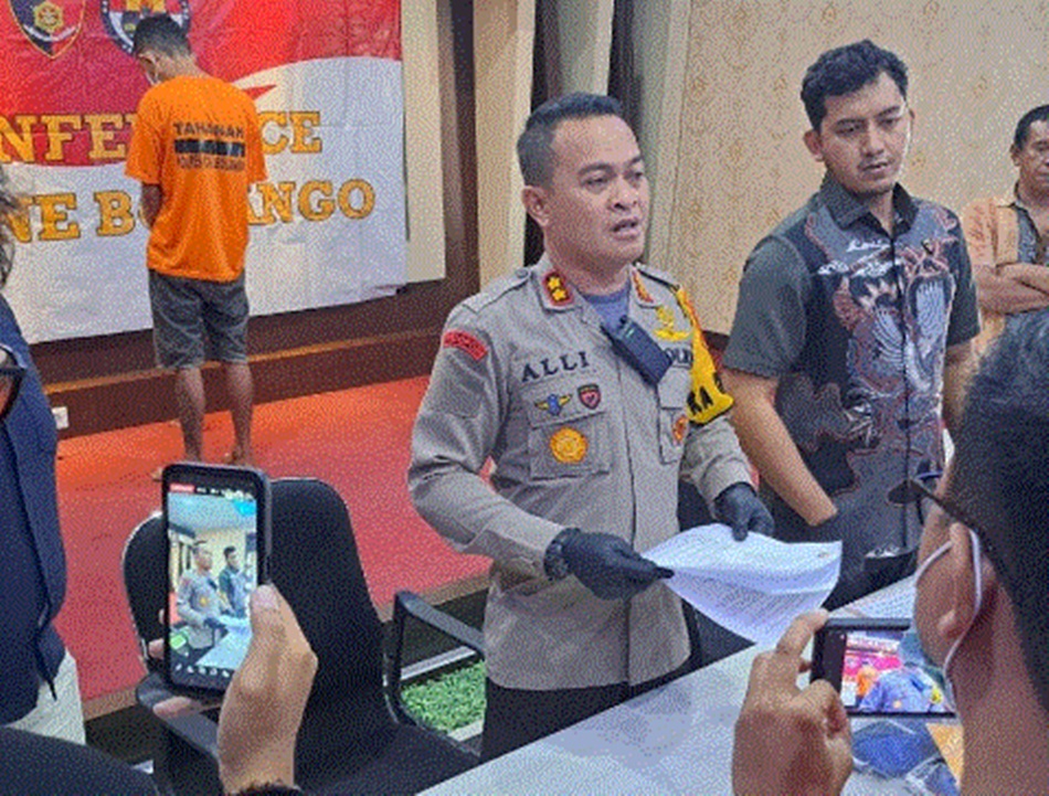 Kapolres Bone Bolango Akbp Muhammad Alli.SIK yang di   dampingi oleh Kasat Reskrim Iptu Ahmad Fahri.S.Tr.K, SIK, saat  Press Conference (F:hms-pol)