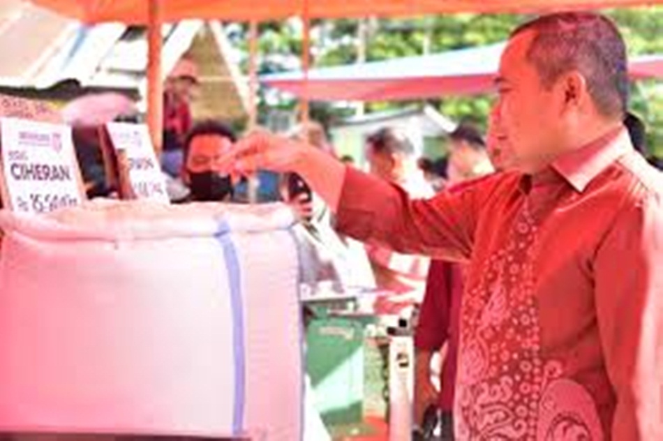 Penjagub Gorontalo Ismail Pakaya saat kegiatan Pasar murah Pemprov Gorontalo (F:Kmfo).