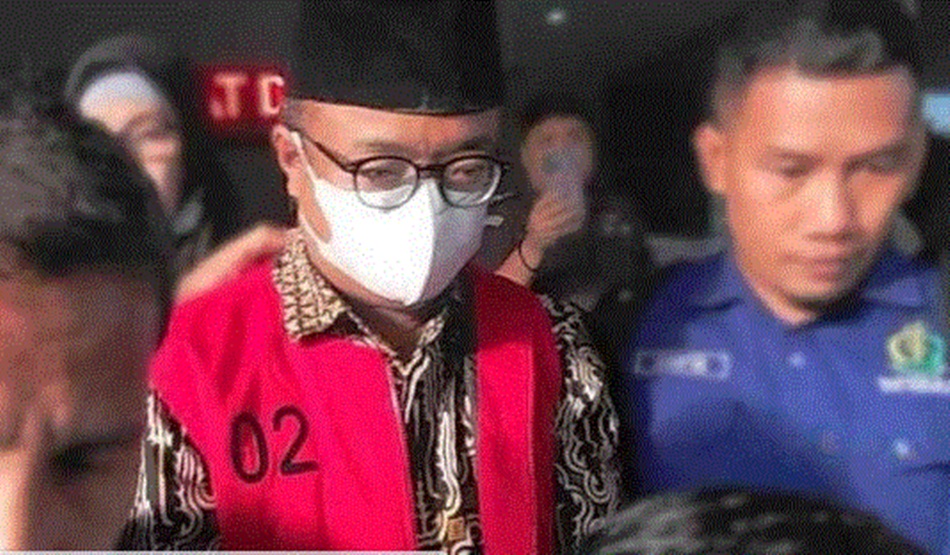 Kadis PUPR Kota Gorontalo RB, saat  ditahan oleh Kejari Kota Gorontalo usai diperiksa enam jam. (F:istimewa)