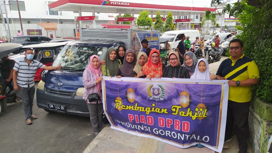 jajaran PIAD Deprov Gorontalo saat melaksanakan bagi-bagi takjil (F:hms)