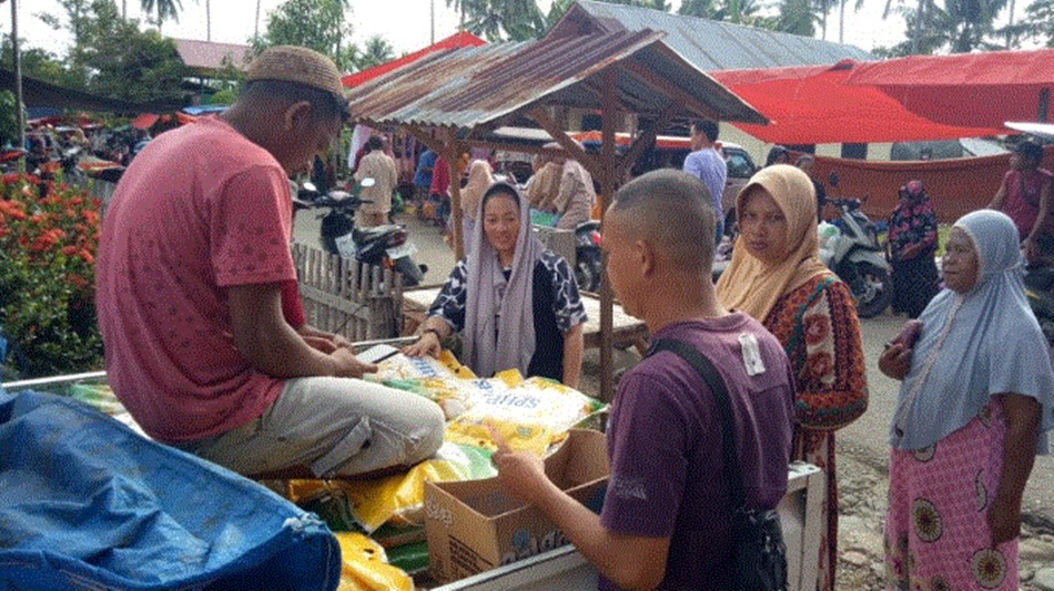 Suasana saat warga memadati lokasi pasar murah yang dilaksanalan Dinas Perindakop dan UKM di lokasi pasar di Pasar Tolango (F:kmfo).