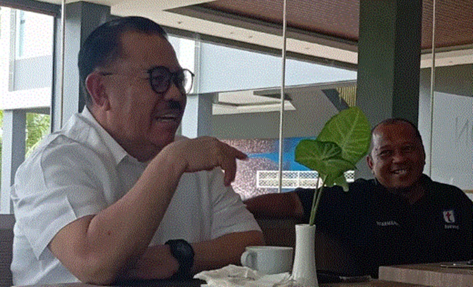 Calon Gubernur Tonny Uloli bersama IIvan selaku Tim (F:istimewa)