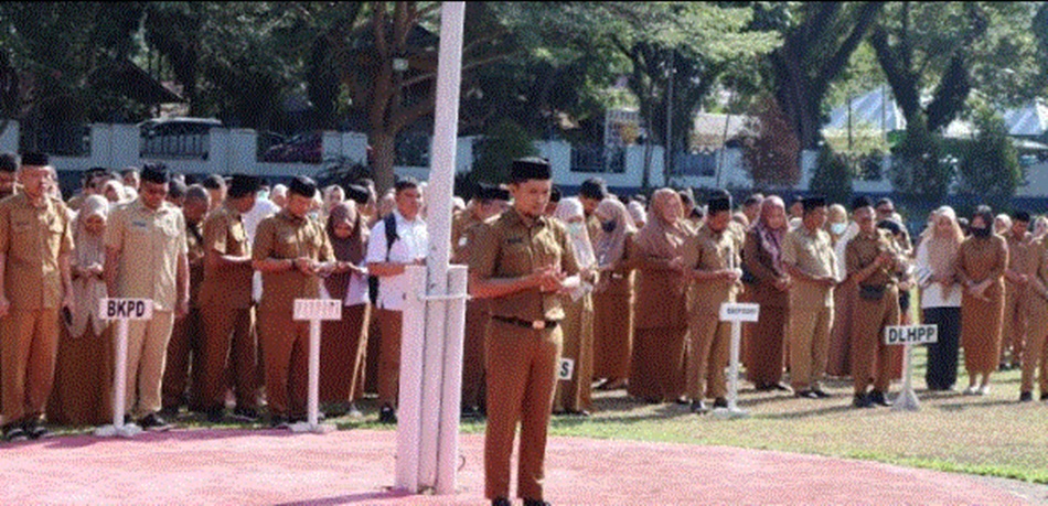 Jajaran ASN di Lingkungan Pemerintah Kabupaten Bone Bolango saat mengikuti apel kerja setiap awal pekan di halaman Kantor Bupati setempat. (F.dok.Tim IKP)