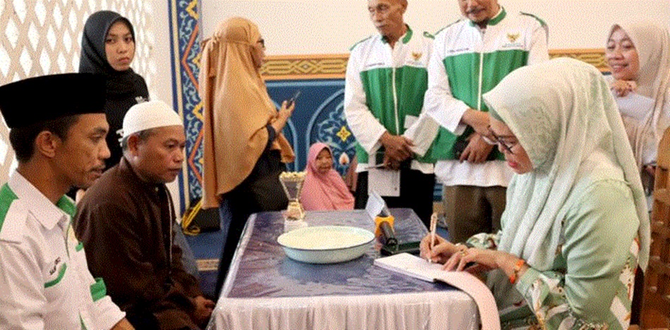 Bupati Merlan S. Uloli saat membayar zakat fitrah dan zakat mal melalui Baznas Bone   Bolango disela kegiatan Festival Ramadan 2024, di Masjid Agung Baitul Haq Islamic Center. (F.Tim IKP/AKP)