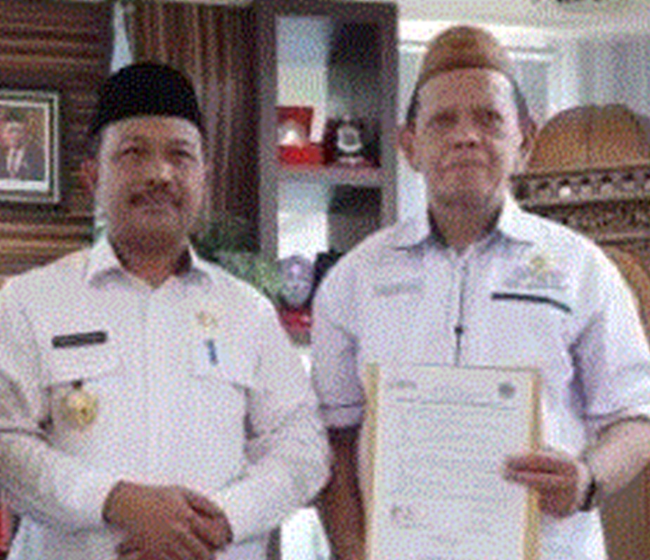 Penjabup Boalemo Sherman Moridu  bersama Kaban BPKPD Drs Taufik Komali (F:Dok Kmofo).