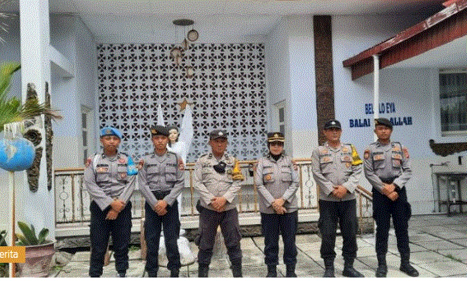 Jajaran aparat kepolisian Polresta Gorontalo melakukan pengamanan di sejumlah gereja  yang di Gorontalo (F:Hms-pol)