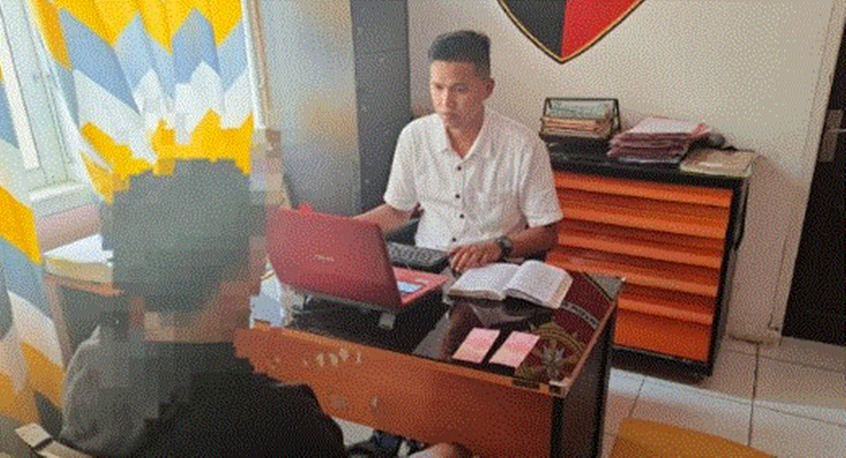 Pelaku saat menjalani pemeriksaan di Polresta Gorontalo Kota (F:hms-Pol).