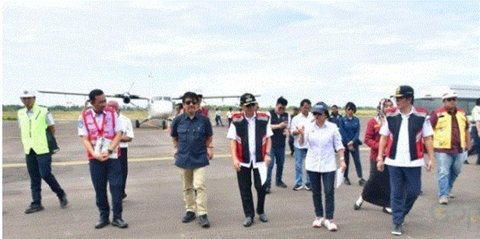 Direktur Jenderal (Dirjen) Perhubungan Udara Kementerian Perhubungan (Kemenhub) RI Maria Kristi Endah Murni yang menggunakan pesawat Sam Air tiba di Bandara Panua.(F:Kmfo)