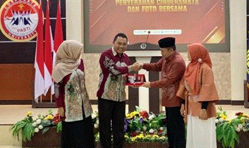 Penjabat Gubernur Gorontalo Ismail Pakaya saat menghadiri  acara pisah sambut Kepala Kantor Wilayah Kementerian Hukum dan HAM Gorontalo, di Aula Kemenkumham. (Foto : Mila)