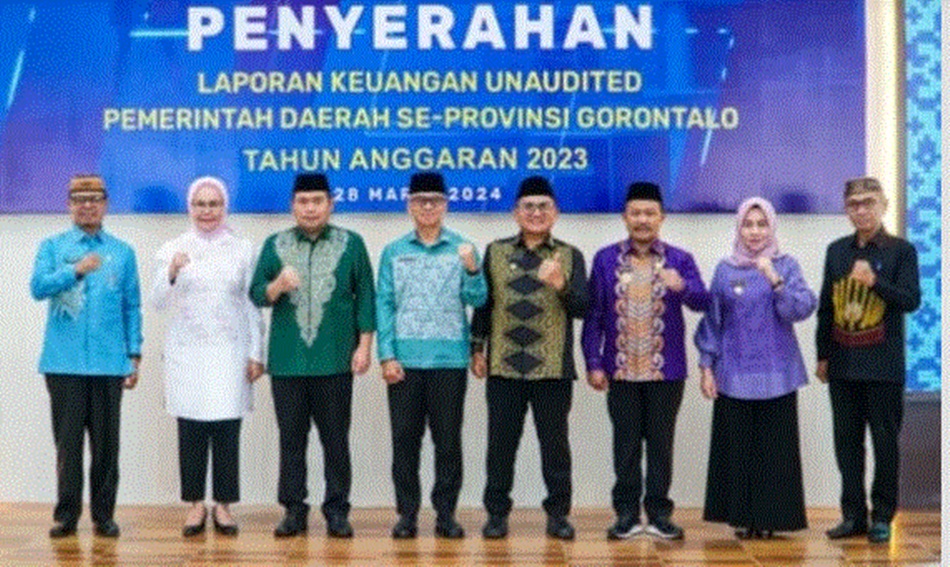 Penjagub Gorontalo Ismail Pakaya bersama kepala daerah se Kabupaten Kota, usai menyerahkan LKPD unaudited tahun anggaran 2023 ke BPK Perwakilan Gorontalo.(F:Kmfo)