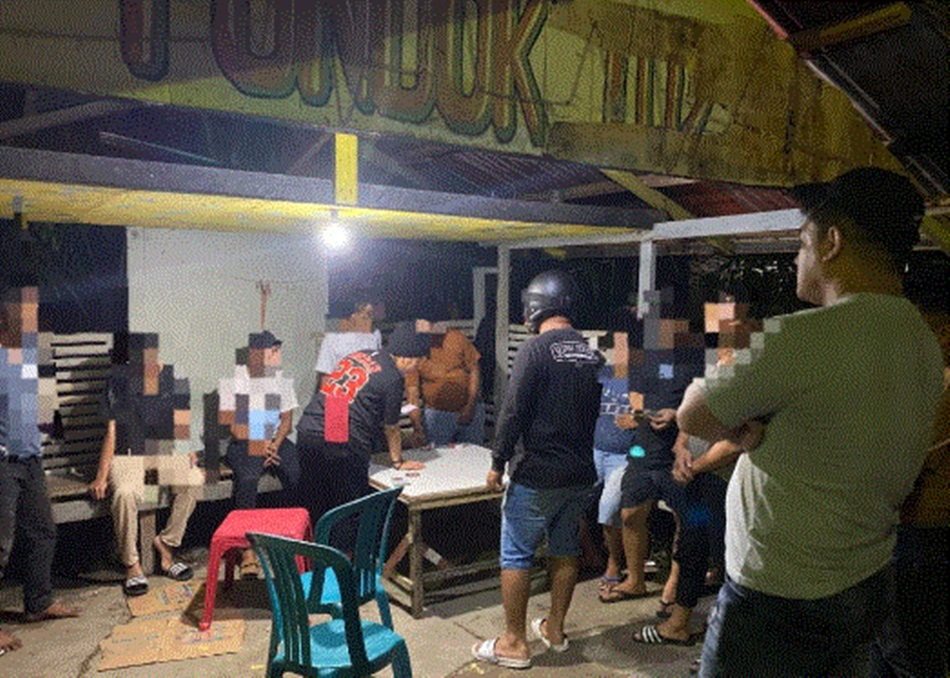 Team Rajawali Polresta Gorontalo Kota saat mengamankan keenam pria yang sedang main judi .(F:hms-pol)