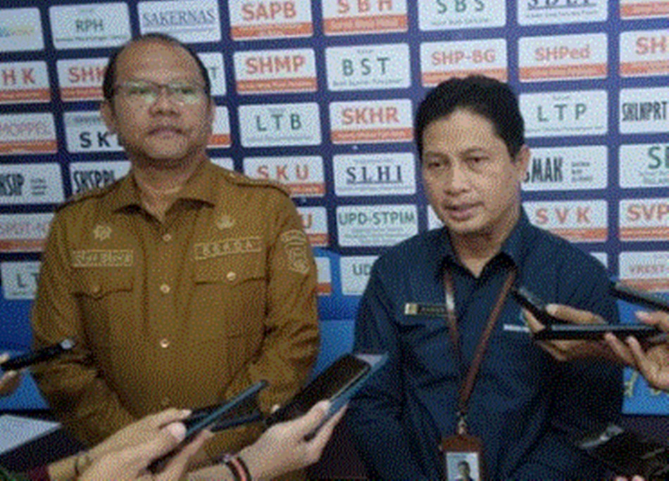 Kepala BPS Provinsi Gorontalo Mukhamad Mukhanif (kanan) didampingi Sekda Proovinsi Gorontalo  saat konferensi pers di kantornya. (F:humas)