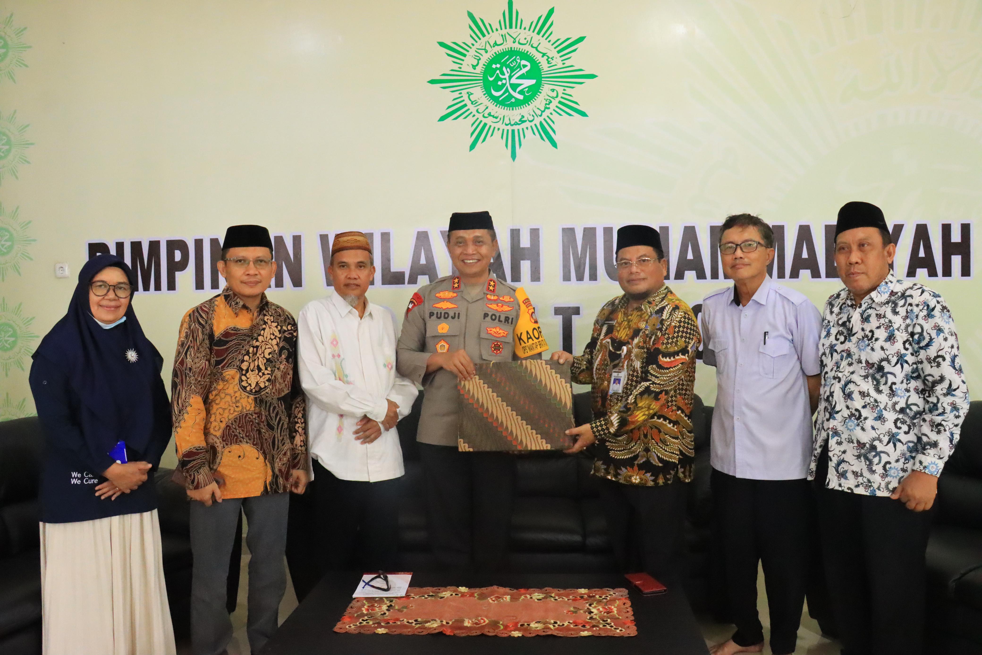 Kapolda Gorontalo Irjen Pol. Drs. Pudji Prasetijanto Hadi, MH menemui sejumlah Tokoh Agama dan Pimpinan Ormas Islam di Gorontalo, Rabu (03/04).
