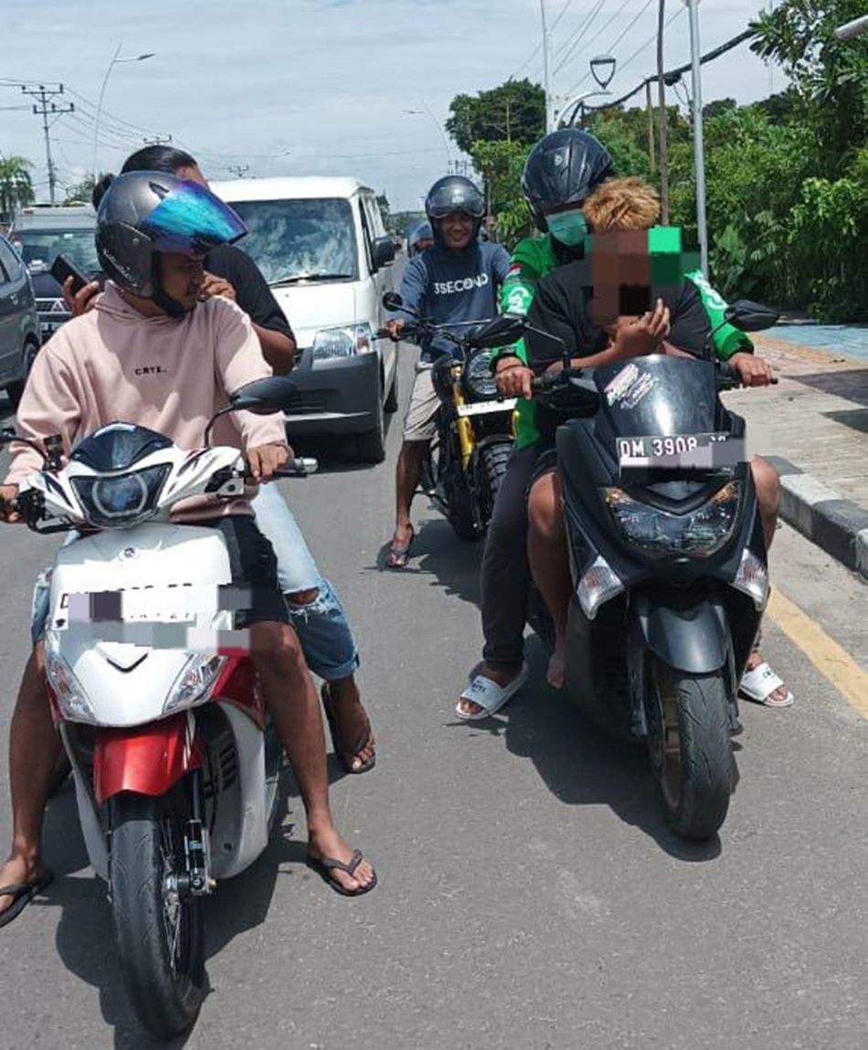 Pelaku saat diamankan Team Rajawali Polresta Gorontalo kota usai turun dari Mobil di terminal Andalas Gorontalo (F:Hms-pol).