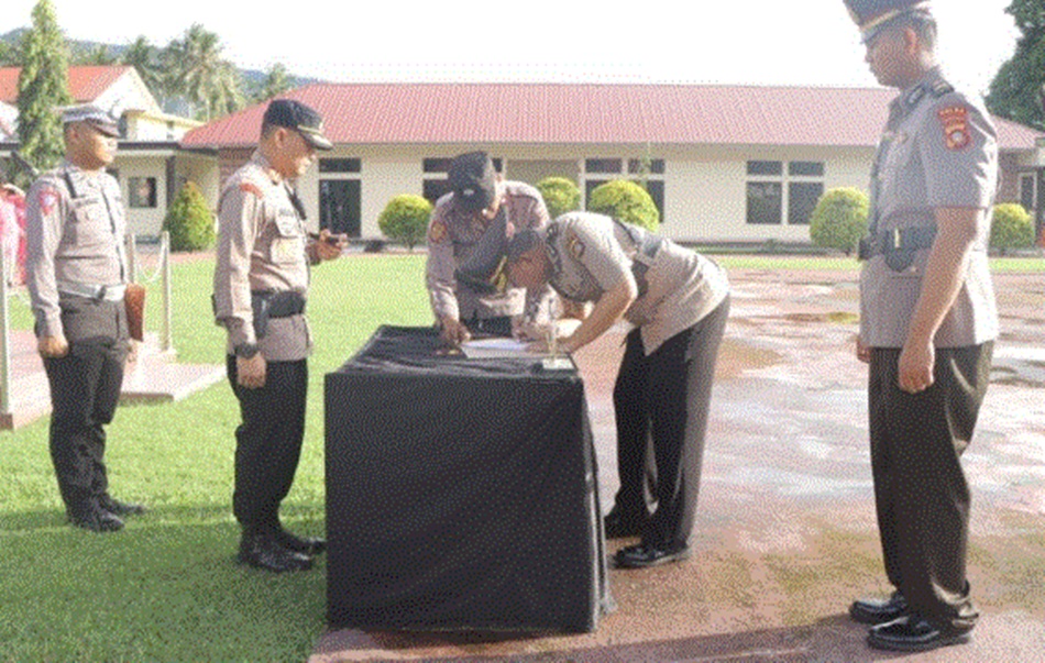 Upacara Serah terima Jabatan (Sertijab)  dari Pejabat Lama Kompol Raden Dian N. Wijaya, SIK kepada Pejabat Baru Akp Wanda Dhira Bernard,SIK.(F:hms-pol)