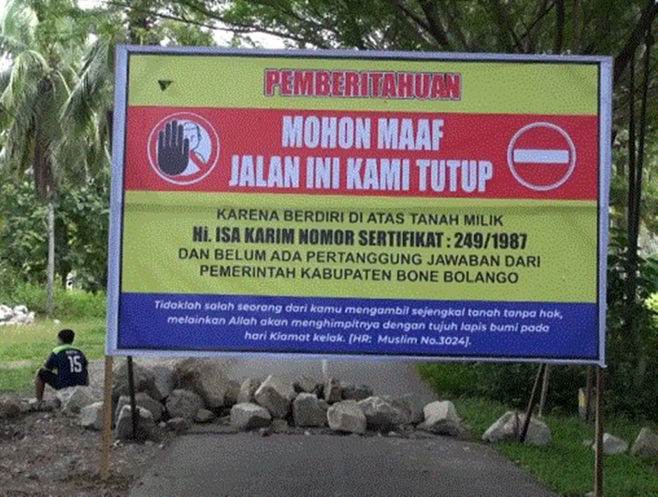 aksi penutupan jalan menuju sejumlah kantor di Bone Bolango (F:istimewa)