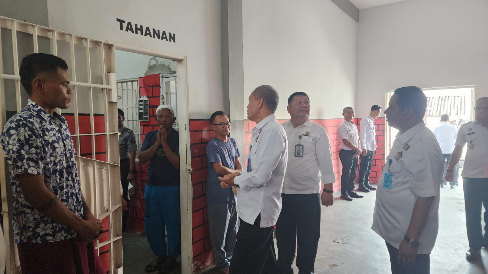 Kepala Kantor  Wilayah Kementerian Hukum dan HAM Gorontalo, Pagar  Butar Butar melakukan dialog dengan penghuni saat tinjau Lapas Pohuwato.(F:humas Kemenkumham).