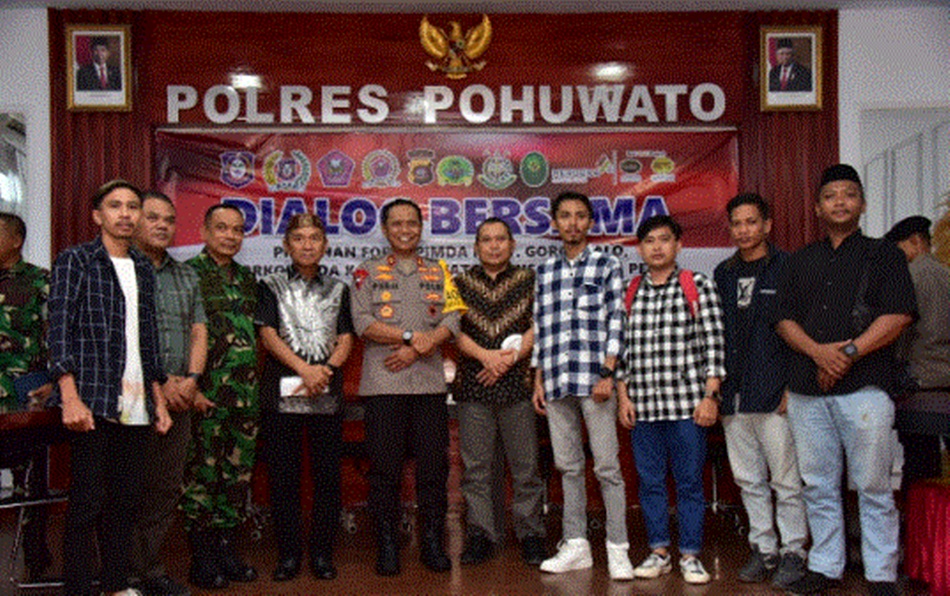 Penjagub Gorontalo Ismail Pakaya didampingi Kapolda Gorontalo dan Bupati Pohuwato bersama perwakilan masyarakat penambang, pemuda dan mahasiswa usai rapat, di ruang rapat Kepolres Pohuwato (Foto &ndash; Alf
