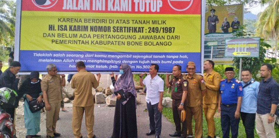 Usai musyawarah  Pemda dengan keluarga ahli waris bersama Forkopimda Bone bolango memindahkan baliho, batang pohon kelapa, dan batu yang sebelumnya membentang di jalan tersebut. (Foto : Kominfo).