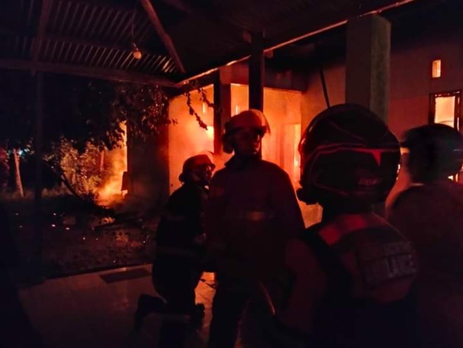 Tim Damkar Kabupaten Gorontalo berusaha memadamkan api yang membakar rumah warga Desa Luhu Kabupaten Gorontalo.(F: istimewa)