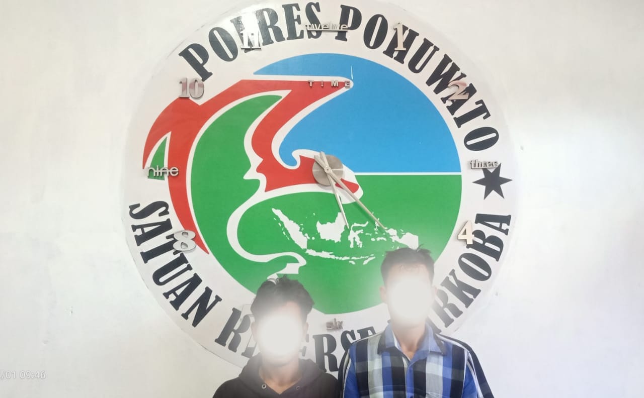 Kedua pelaku Narkoba saat diamankan jajaran Polres Pohuwato (F:hms-Pol)