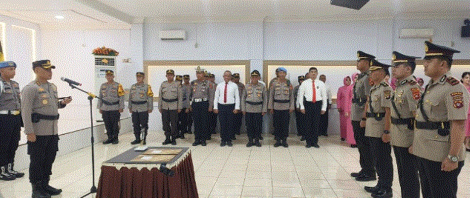 Kapolresta Kota KBP Ade Permana pimpin upacara sertijab yang berlangsung di Aula Wira Pratama Polresta Gorontalo.(F:hms-pol).