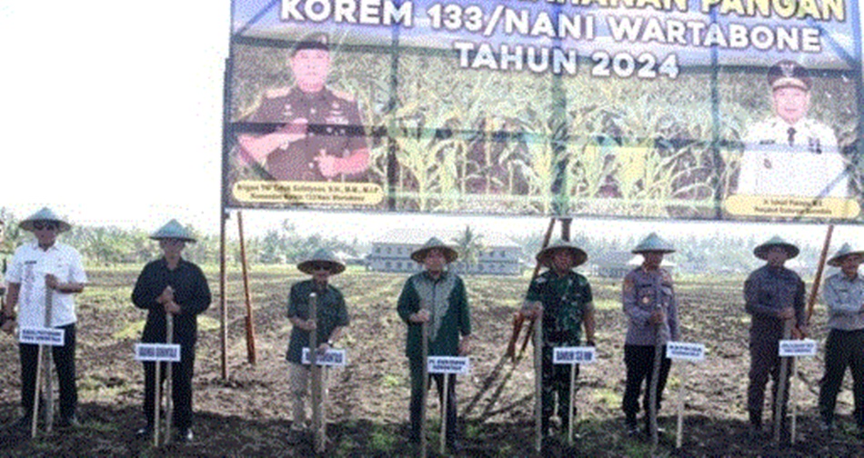 Penanaman jagung di lahan tersebut dicanangkan oleh Penjabat Gubernur Gorontalo, Ismail Pakaya, bersama Komandan Korem 133/Nani Wartabone, Brigjen TNI Totok Sulistyono. (F:Kmfo)