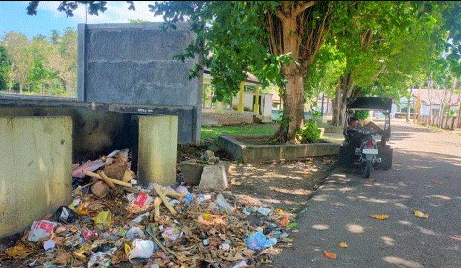 Tumpukan sampah yang berserakan di depan Kantor Camat Tilamuta. (F:istimewa).