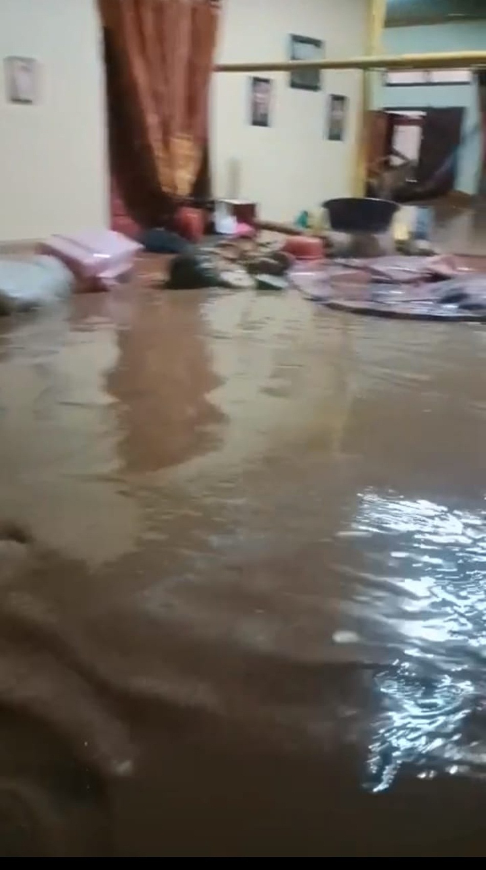 Ira saat olah TKP kami menemukan satu tas warna abu abu berisi pakaian dan perlengkapan bayi di teras rumah. (F:ist)