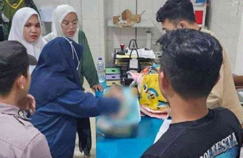 saat olah TKP kami menemukan satu tas warna abu abu berisi pakaian dan perlengkapan bayi di teras rumah.(F:ist)