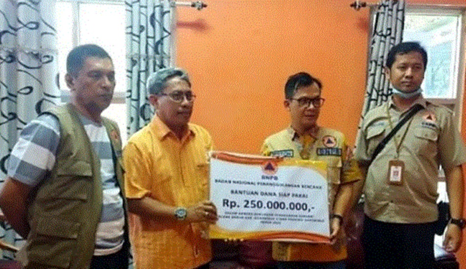 Direktur Mitigasi Bencana BNPB RI Berton Suar Pelita Panjaitan menyerahkan langsung bantuan untuk warga terdampak banjir Tolinggula yang diterima Sekretaris Daerah (Sekda) Pemerintah Kabupaten (Gorut)