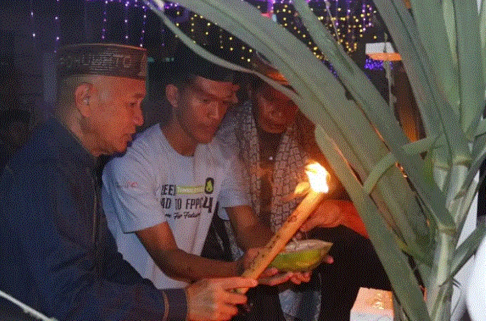 Bupati Saipul saat melakukan pemasangan lampu Tumnilotohe di Desa Marisa Utara (F:humas).