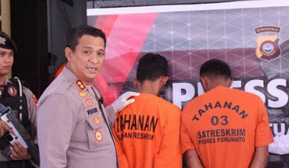Kapolres Pohuwato, AKBP Winarno melakukan konfrensi pers penangkapan dua pelaku  pencurian 12 dinamo di wilayah Pohuwato.(FHms-pol)