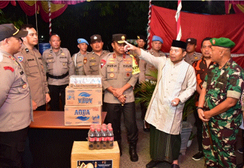 Penjabat Gubernur Gorontalo Ismail Pakaya bersama jajaran Forum Komunikasi Pimpinan Daerah saat melakukan pemantauan pada pos terpadu dan pos pengamanan,  (Foto : Alfred)