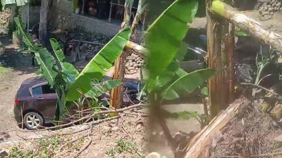 Kondisi mobil saat kecelakaan lalu lintas (lakalantas) di Jalan Trans Sulawesi, Desa Isimu Raya, Kecamatan Tibawa, Kabupaten Gorontalo. (F:istimewa)